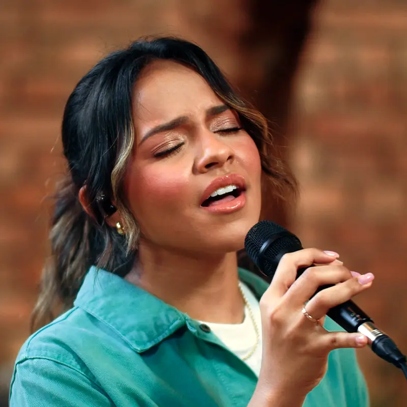 Julia Vitoria cantando